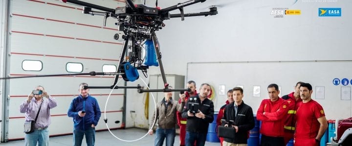Aerocamaras muestra su Dron Velutina a los bomberos de Santiago