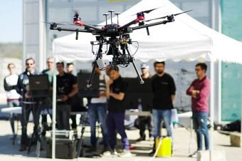 Dron en vuelo durante formación de pilotos de drones