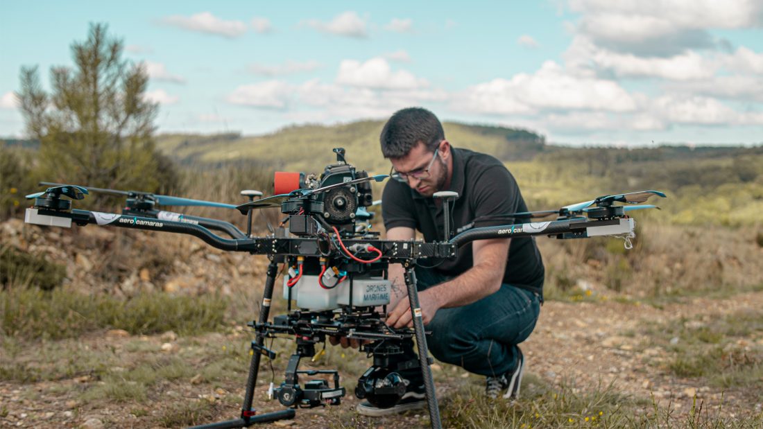 Piloto de Aerocamaras realiza una puesta a punto del dron AeroHyb en terreno de montaña